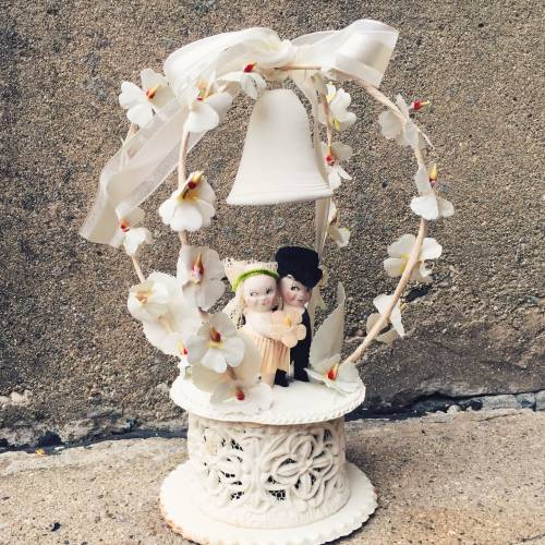 Vintage wedding ideas are everywhere. This vintage cake topper from the 1930's is as nostalgic as it gets! 